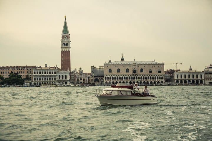Private Cruise: Murano and Burano from Venice