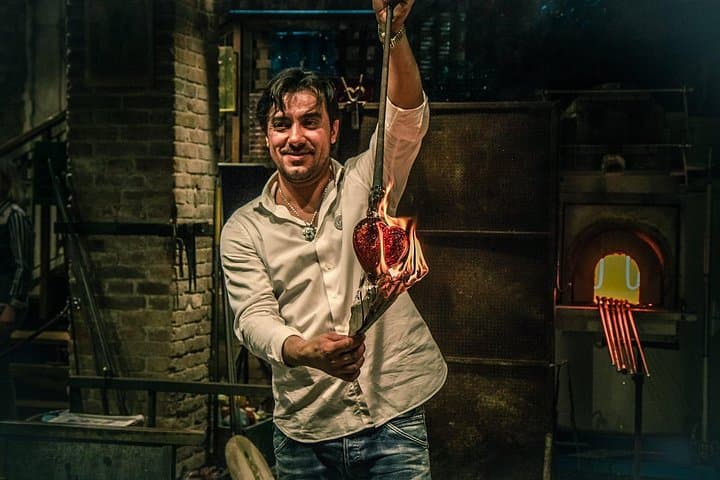 Santa CMaestro vetraio con cuore in vetro che prende fuocohiara Glass