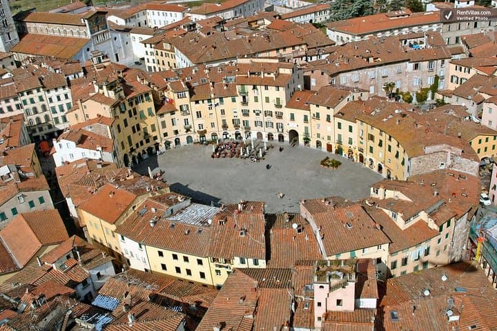 Regular Tour Pisa and Lucca by Van from Florence