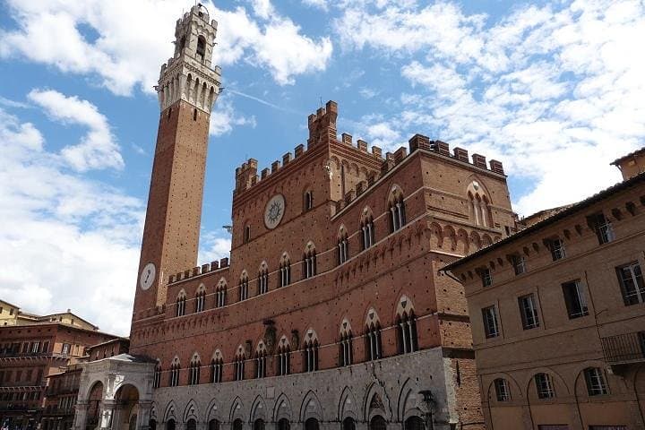 Siena, San Gimignano and Chianti Wine Small Group from Lucca