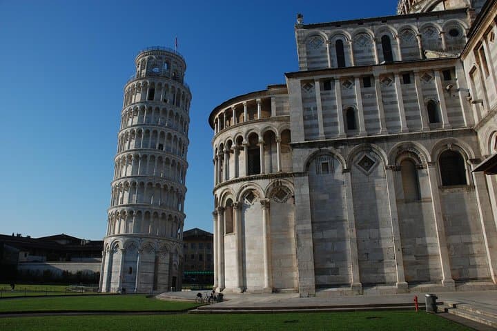 Regular Tour Pisa and Lucca by Van from Florence
