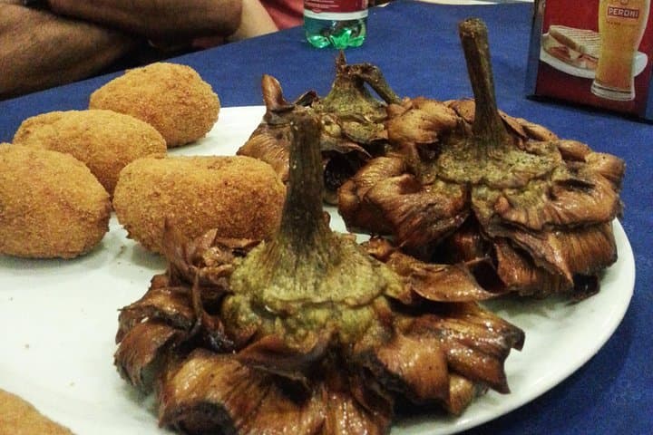 Tasting roman fried specialties: Suppl and Jewish style artichokes
