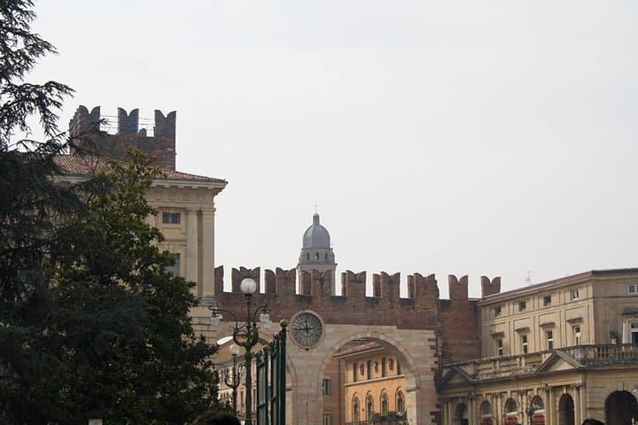 Verona City Sightseeing Walking Tour of Must-See Sites with Local Guide