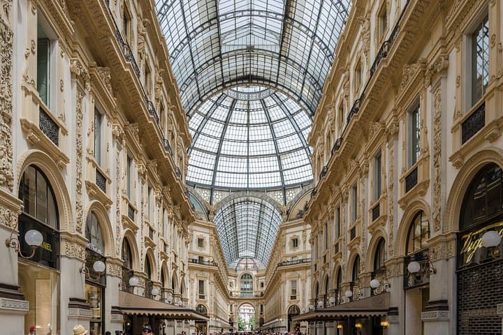 Private 4-Hour Walking Tour of Milan with private official tour guide