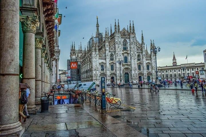 Private 4-Hour Walking Tour of Milan with private official tour guide