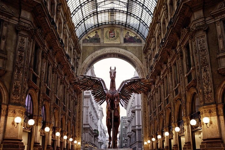 Private 4-Hour Walking Tour of Milan with private official tour guide