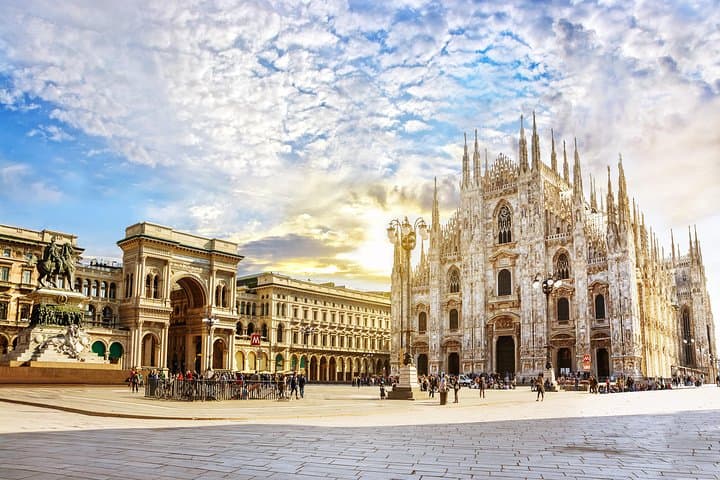 Milan Duomo: Cathedral Tour with Optional Rooftop or Rooftop Tour