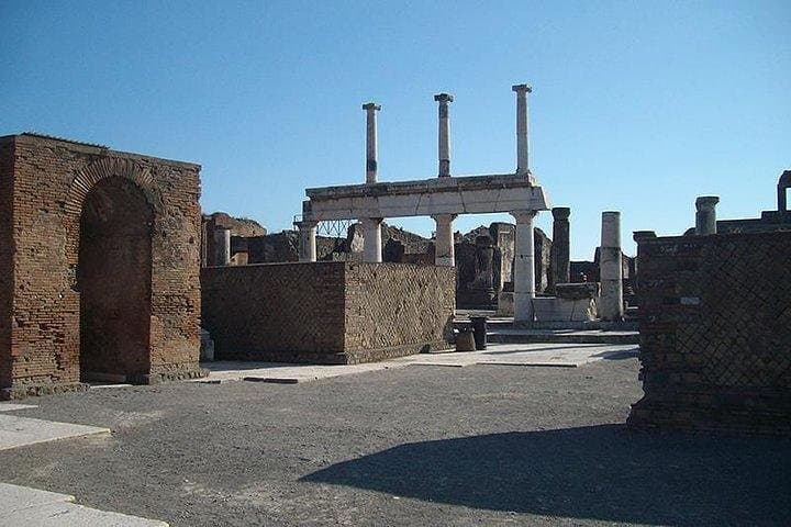Guided Tour of Pompeii and Herculaneum with Lunch and Ticket