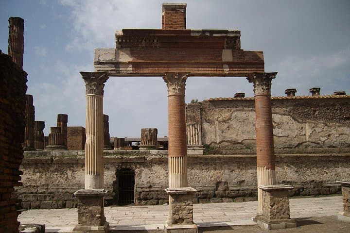 Guided Tour of Pompeii and Herculaneum with Lunch and Ticket