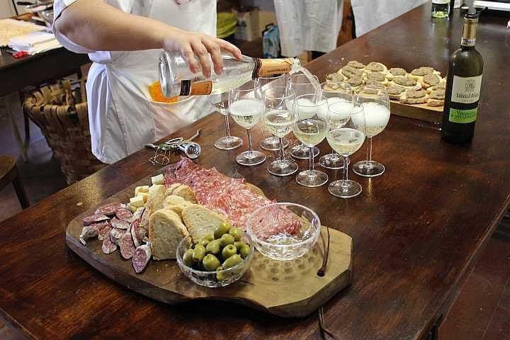 The cutting board, prosecco, prosciutto and pecorino.