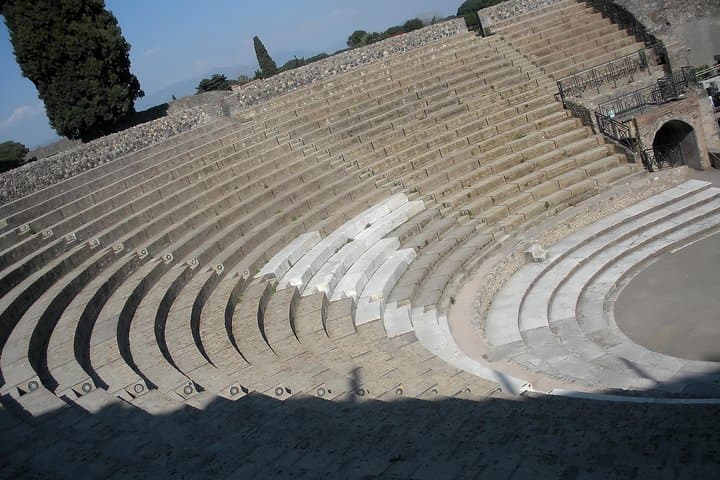 Tour in the ruins of Pompeii with an archaeologist