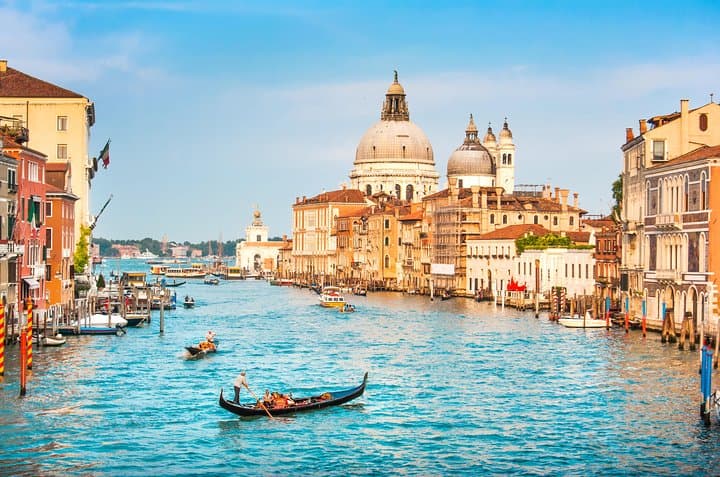 Private Tour: Venice Gondola Ride with Serenade