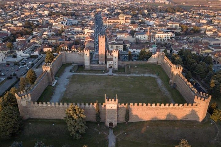 E-bike adventure among medieval castles and old villages