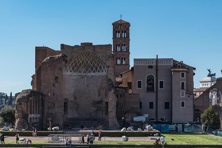 Colosseum with Gladiator Arena Floor, Forum & Palatine Hill Tour