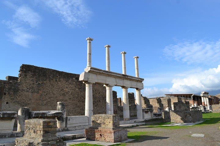 Transfer from Naples to Positano with 2 hours Private Tour in Pompeii