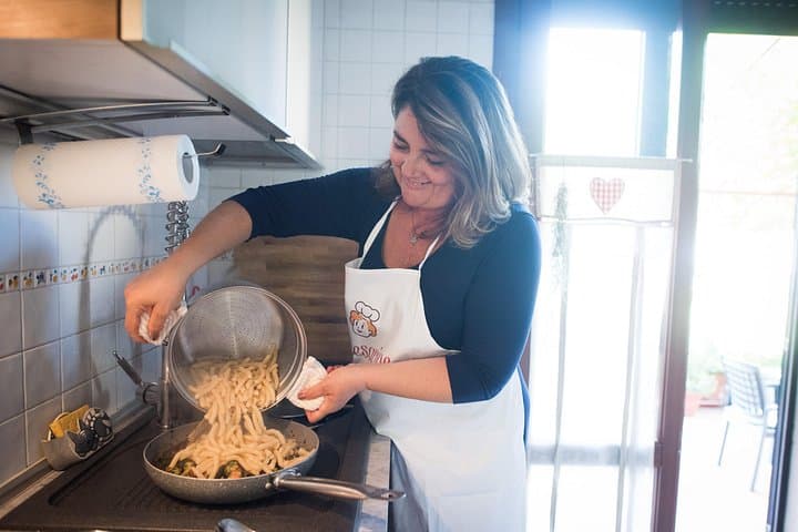 The Cesarina showing how to mix he Pasta with the sauce