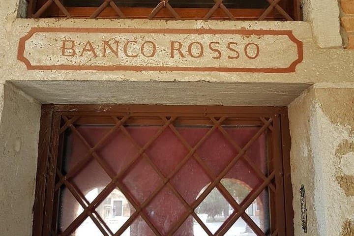 The Banco Rosso (Red Bank) is a significant historical site within the Venetian Ghetto.The world's first Ghetto,established in 1516 .It was one of three pawnshops,along with the Green and the Black