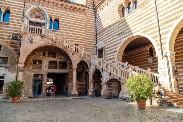 PRIVATE TOUR of Verona: Highlights & Hidden Gems With Locals & Snack Included