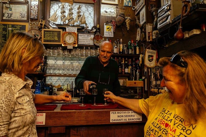PRIVATE TOUR of Verona: Highlights & Hidden Gems With Locals & Snack Included