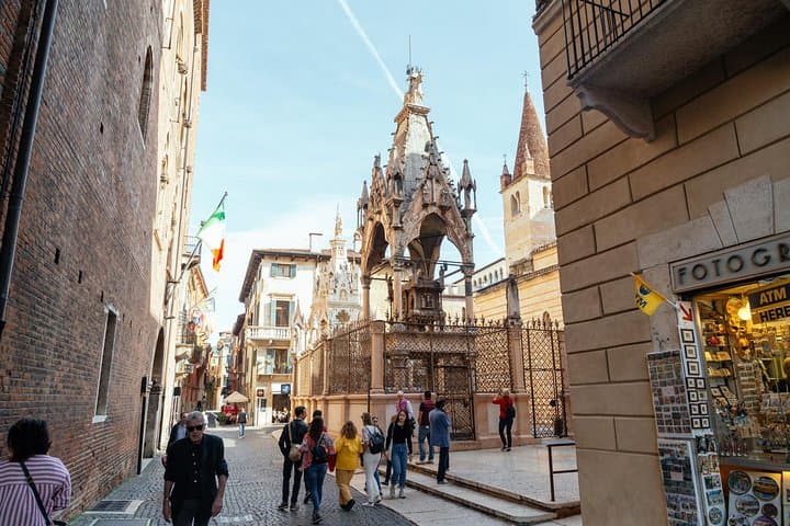 PRIVATE TOUR of Verona: Highlights & Hidden Gems With Locals & Snack Included