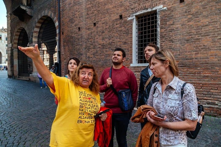 PRIVATE TOUR of Verona: Highlights & Hidden Gems With Locals & Snack Included