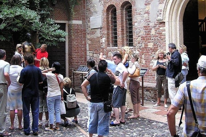 Verona & Lake Garda with Boat Cruise: Full-Day Tour from Milan