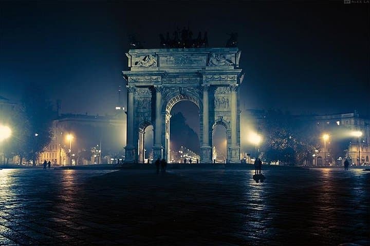 Milan private guided tour by night