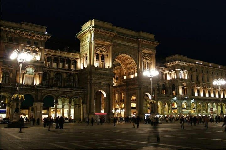 Milan private guided tour by night