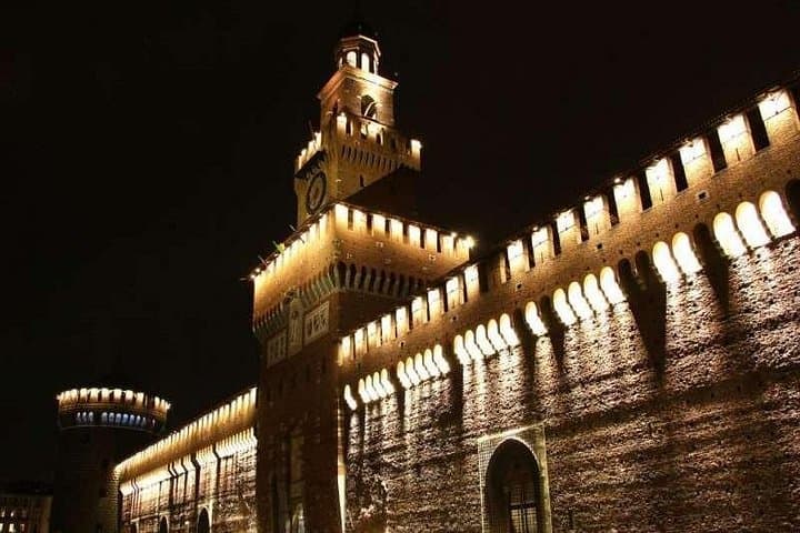 Milan private guided tour by night