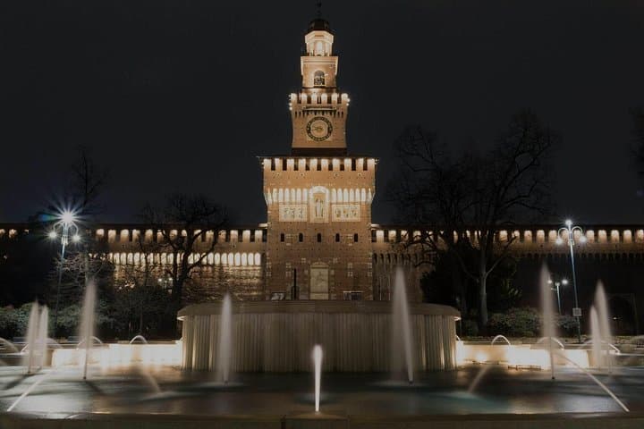 Milan private guided tour by night