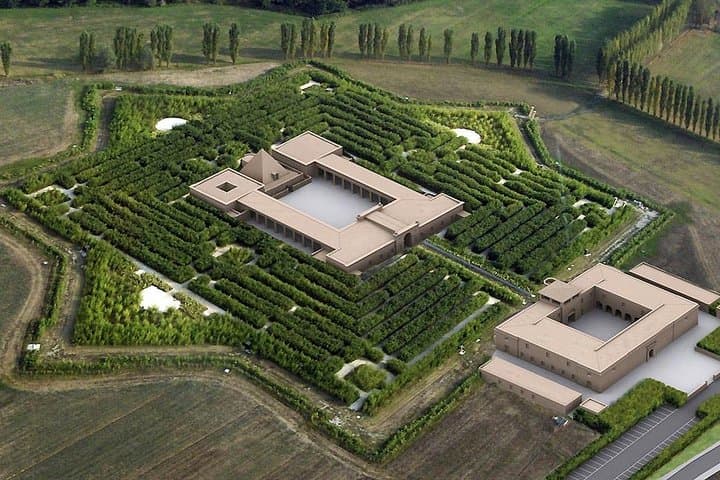 An exclusive night at the labyrinth-museum, in Parma countryside