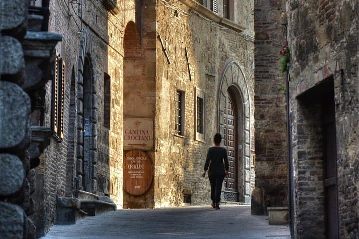 Gourmet tour in the Montepulciano old town center