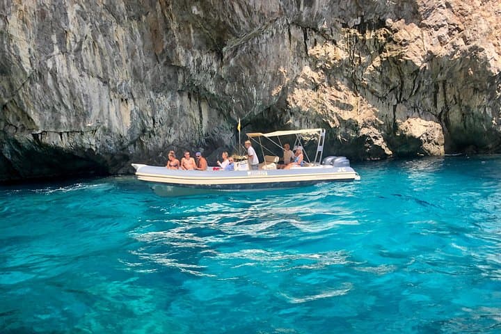 Capri guided tour: boat trip around the island