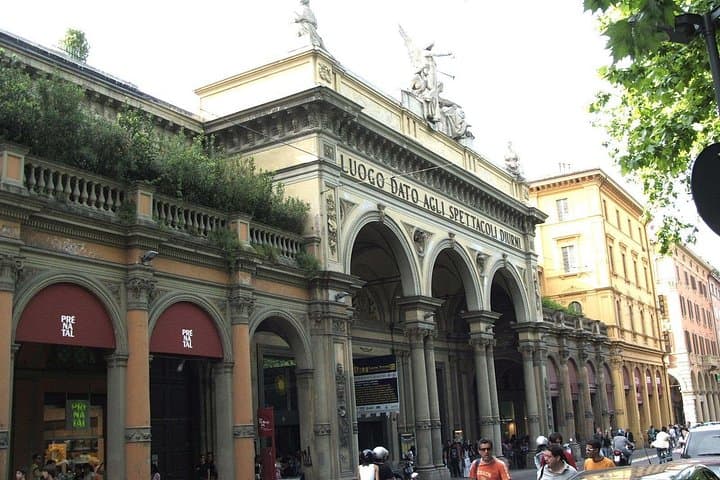 Private 3-hour Walking Tour of Bologna with private official tour guide