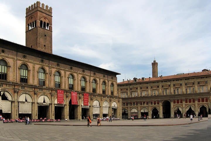 Private 3-hour Walking Tour of Bologna with private official tour guide