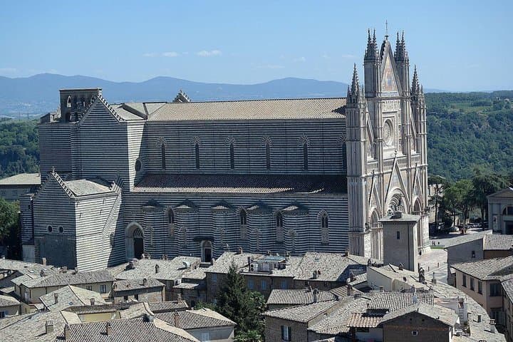 Private One way transfer from Florence to Rome with 2 hours stop in Orvieto