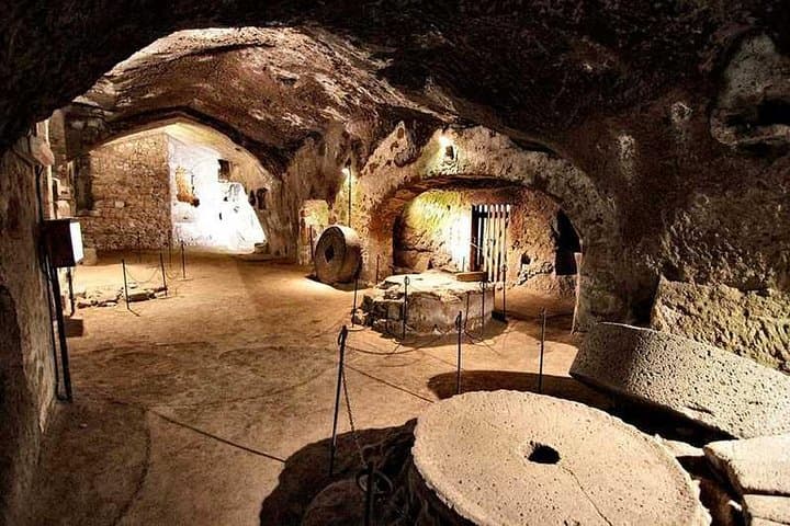 Private One way transfer from Florence to Rome with 2 hours stop in Orvieto