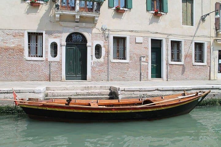 Learn to Row in the Venice Canals