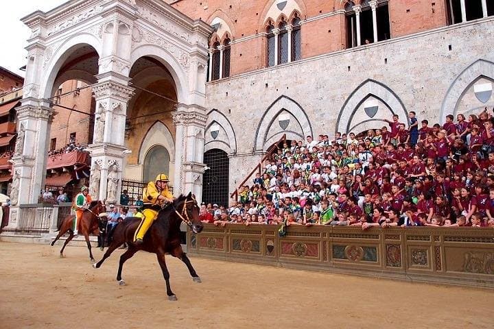 Siena, San Gimignano and Chianti Wine Small Group from Lucca