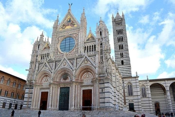 Siena, San Gimignano and Chianti Wine Small Group from Lucca