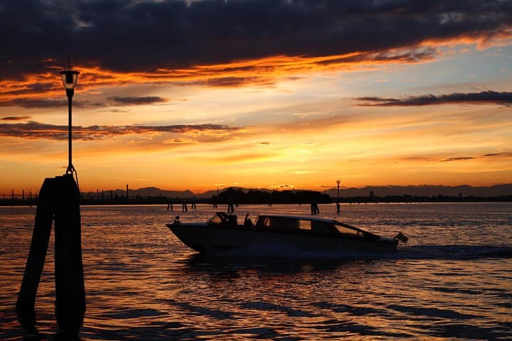 Luxury Tour of Murano & Burano by Private Boat and Guide
