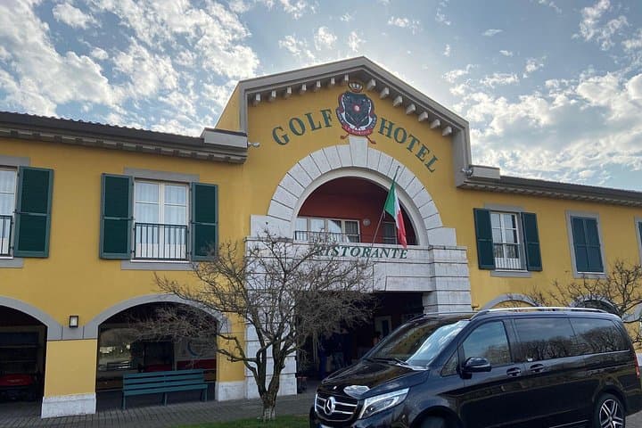 Malpensa Airport: Private transfer to/from Milan with V-Klass
