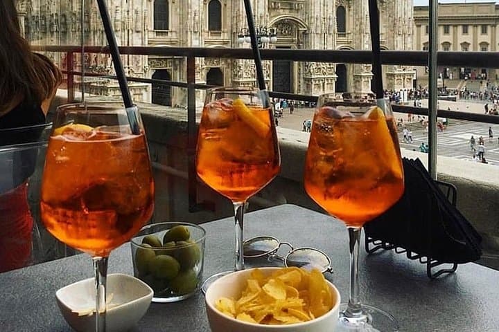 Milan: Private walking tour & Aperitif