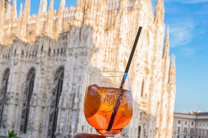 Milan: Private walking tour & Aperitif