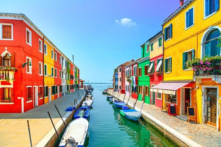 Secret Corners of Burano: Guided Walking Tour with a Local Expert
