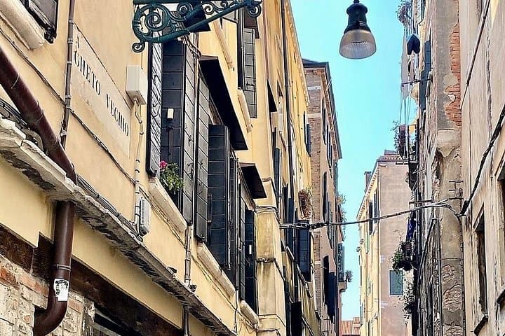 Let's discover the Jewish Ghetto of Venice with Lucia a local tour guide and art historian! A unusual tour of Venice!
