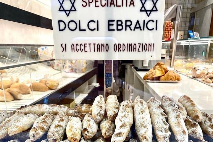 Let's discover the Jewish Ghetto of Venice with Lucia a local tour guide and art historian! A unusual tour of Venice!