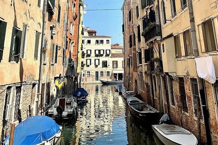 Let's discover the Jewish Ghetto of Venice with Lucia a local tour guide and art historian! A unusual tour of Venice!