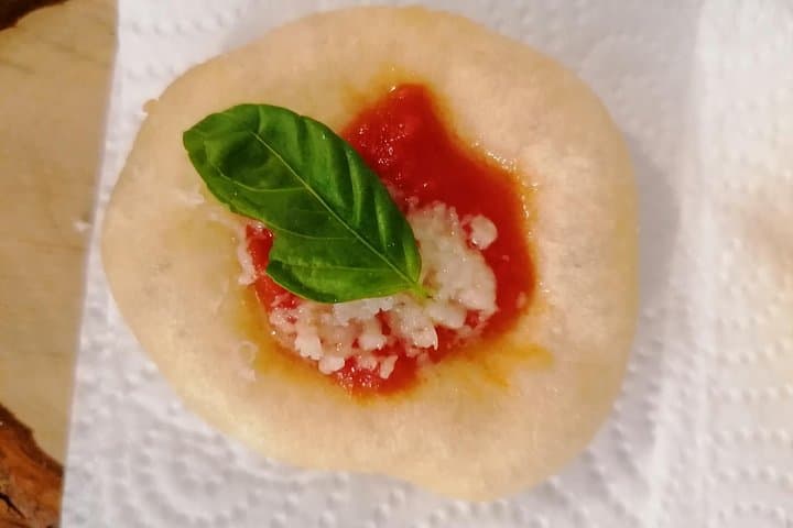 Pizza e Tiramisù class with local mum in Positano