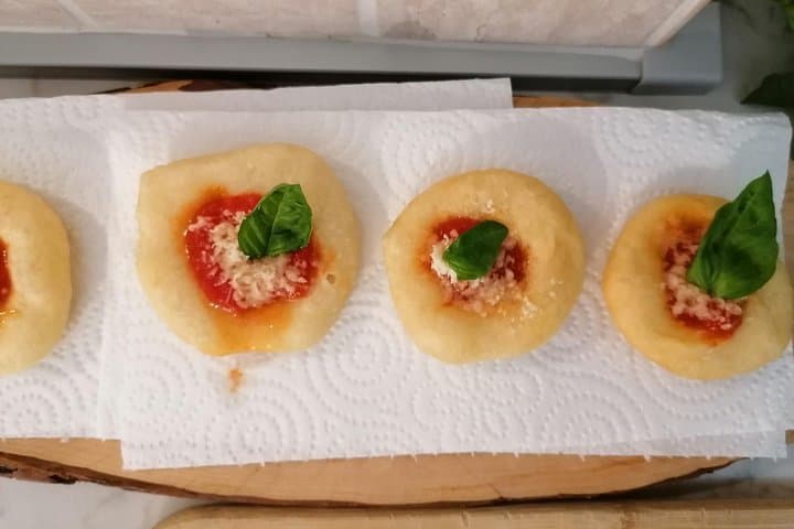 Pizza e Tiramisù class with local mum in Positano